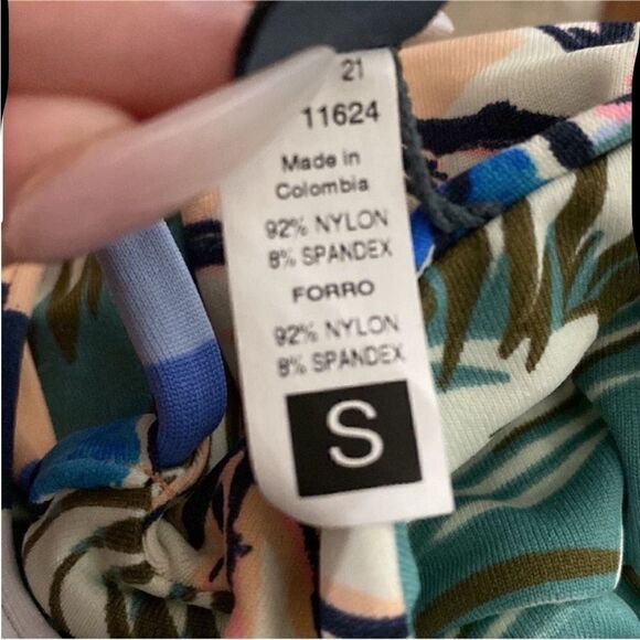 Maaji NWT Curuba surfer underwire bikini top
Reversible Size Small - Picture 10 of 10